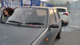 Tranny gilf uruchamia i prowadzi starożytny peugeot 205 diesel sfw NIE PORNO