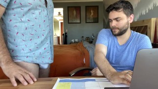 Soused najde porno na počítači chlupatého táty