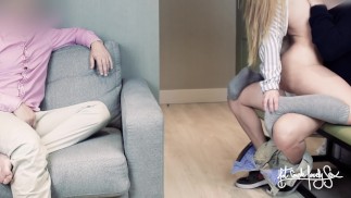 Ehemann beobachtet, wie ein Fan seine Frau fickt. DP mit Analplug. Cuckold-Creampie-Aufräumfantasie.