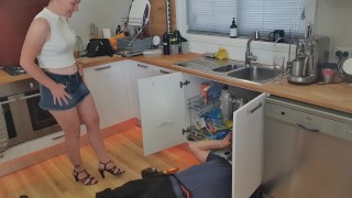 Esposa de casa aburrida se folla al electricista en la cocina