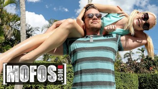 Mofos - Blonde braceface Anastasia Knight ruega a Kyle Maso que la folle con su gran polla