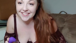 Keuschheitssklavin leckt die köstliche Muschi von Herrin E bis zum Orgasmus, während sie mit Klitorissauger spielt