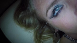 Une hollandaise reçoit un soin du visage dans les deux yeux