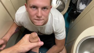 Im Zug ging ich auf die Toilette und fickte mich in den Mund