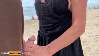 Risque de branlette très élevé sur une plage bondée - Vrai amateur