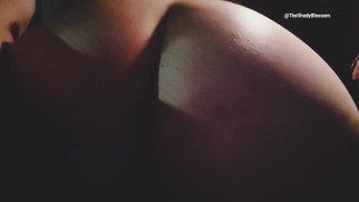 Busty roodharige PAWG zuigt en neukt in de auto voor een ritje