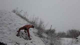Gay Winter Story - лучшие моменты из нового видео - публичная игра с фаллоимитатором на открытом воздухе и растяжение дырочки