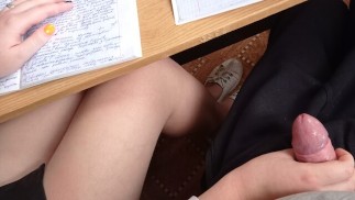 Dans une leçon, une fille doigte une bite d'un Deskmate
