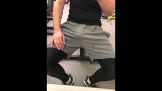 tellement horny ** bonne quantité de sperme dégoulinant sur ma bite dans un GYMNASE PUBLIC **