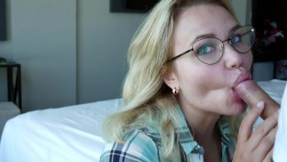 Slordige pijpbeurt door meisje met bril