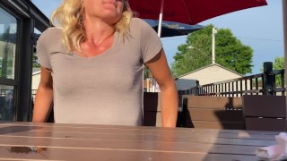 Seksowna mamuśka Kara nosi zdalny wibrator i zatyczkę analną i spuszcza się w publicznej restauracji — CumPlayWithUs2