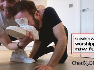 汗まみれのスニーカーと足崇拝とラフなハード生セックス