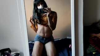 Cute角質ティーンがペニスを見せて、自分自身に触れてカミングします