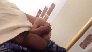 Un masochiste prend un gros plan de pipi dans les toilettes de la maison d'un ami!