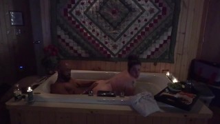 Sinnliche Whirlpool-Session, vor dem schmutzigen Sex..... Der Stier und die Jungfrau Entspannen Sie sich!