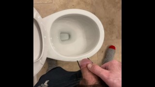 家で働いている間に黄色い小便を取る
