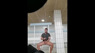 Masturbando no vestiário da academia