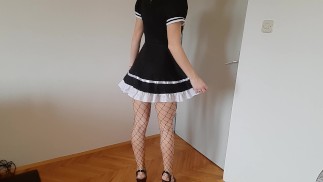 Dein Dienstmädchen zieht dich aus und neckt dich