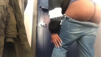 Jouer avec ma chatte dans une cabine d’essayage de magasin occupée 