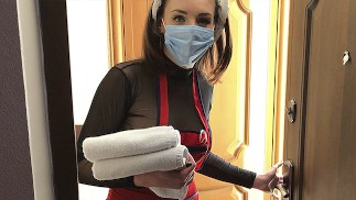 Altes Hotel. Das Dienstmädchen brachte Handtücher. Teil 2