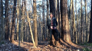 Jesse Gold, de 19 anos, se masturba na floresta com botas de cowboy, jeans e flanela