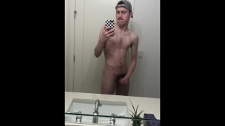 19 anos Jesse Gold sacode seu pau peludo
