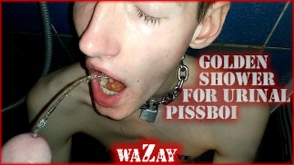 Golden Shower voor urinoir pissboi