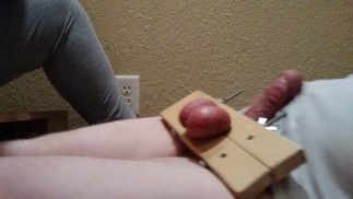 Friday ballbusting deel 3. Zo hard als ze kan slaan