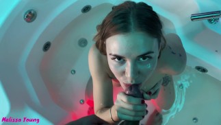 Heißes Mädchen von Tinder saugt und lässt ihre Muschi hart im Whirlpool ficken