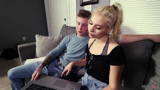 Blonďatá Děvka Lektor Pomáhá Dospívající S CFNM Honění