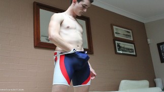 Aussie jock Carter ama sua cueca Fetish tanto que precisa ao redor para gozar