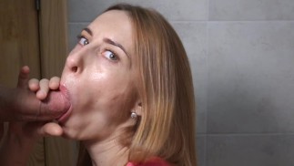 私はウクライナのバーでかわいい女の子を拾い、彼女は私にトイレで素晴らしいフェラチオを与えます