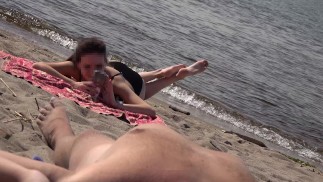 DICK FLASH ON BEACH Petite bite clignotant en public