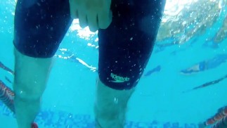 Ragazzo si masturba in piscina / sperma che spruzza