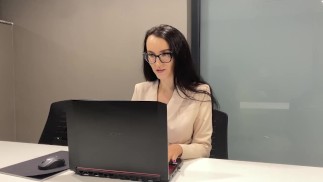 Secretária luxuriosa se masturba debaixo da mesa no escritório