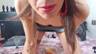 Entraînement de chien Femdom POV - manger toute ma broche et ma pisse