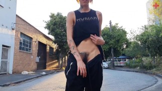 aparatem w miejscach publicznych - Eli Skye