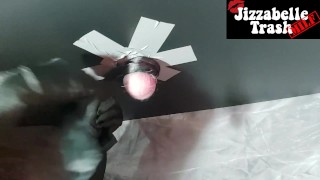 Zabawa w piłkę w rękawiczkach POV - Ballbusting