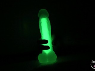 Cutie Girl Joue Avec De La Cire De Bougie et De La Lueur De Gode Dans Le Noir et Suce La Bite Dans La Salle De Bain