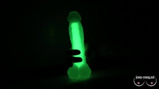 Cutie girl joue avec de la cire de bougie et de la lueur de gode dans le noir et suce la bite dans la salle de bain