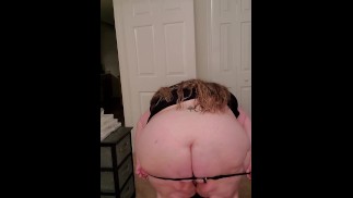 SSBBW in lingerie facendo uno strip tease e scuotendo il grosso