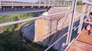 私たちは鉄道でビデオを作りたかったのですが、オートバイに捕まりました:D(ロシアの対話)