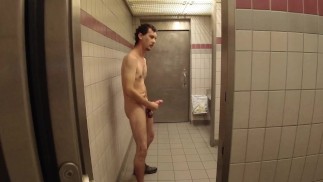 Naakt aftrekken in een openbaar toilet