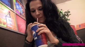 Tinder Date na KFC Burger Store termina em boquete selvagem, foda e gozada dentro - FESTA JULE