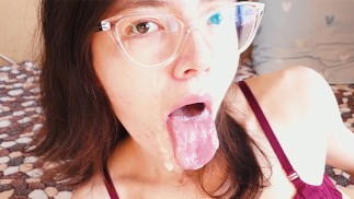 痴女ガールフレンドは、情熱的なフェラチオと浸透の後に彼女の口の中で絶頂を得るのが大好きです4K