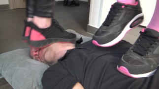 Dubbele Blondie hoofd en gezicht vertrappen