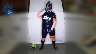 Rubber Cyclist Welpe genießt seine Ausrüstung (schnüffeln & scharren)
