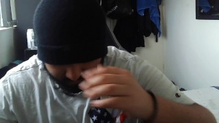 Homme solo mangeant des fruits et parlant de ses jour(s) # 4