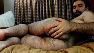Hombre le folla el culo en una habitación de motel barato, usa juguete anal, se corre manos libres