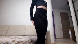Kinky tgirlは大きなディルドに乗ってお尻の穴を伸ばしながらハンズフリー兼